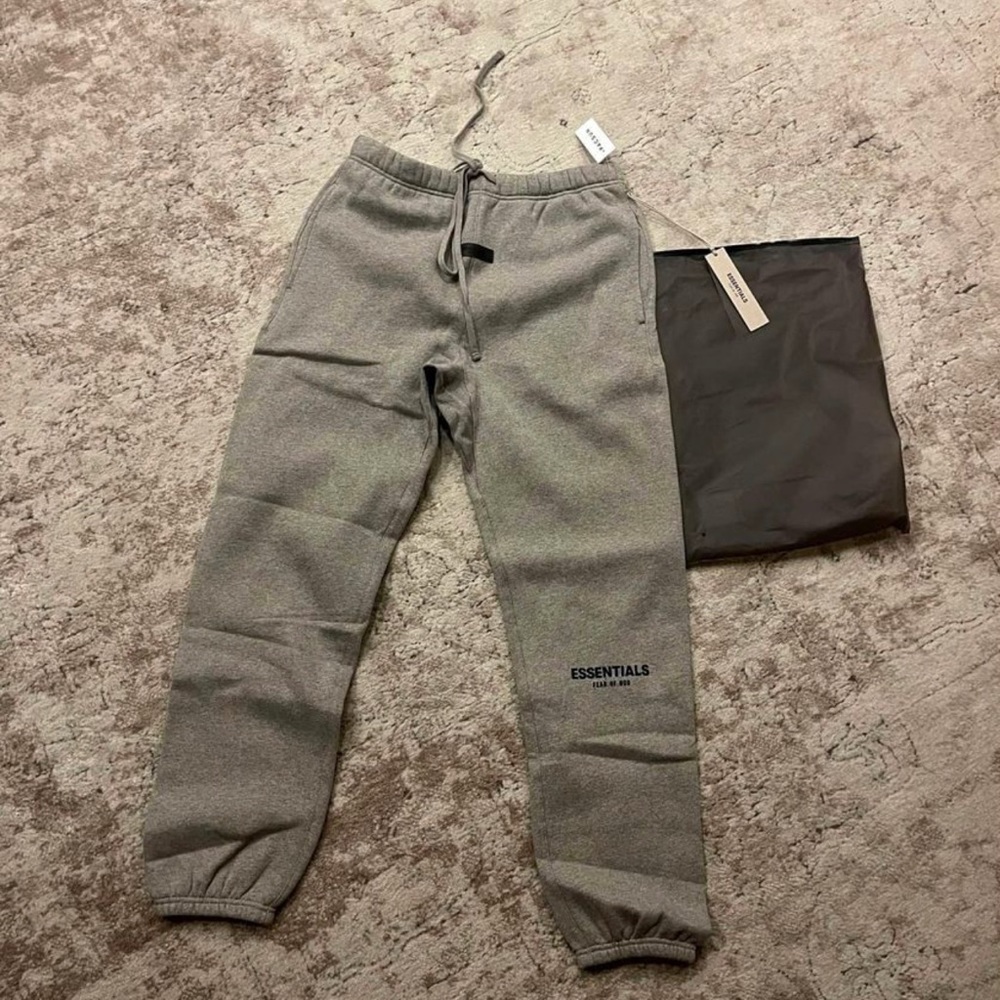 Men’s essentials  jogger’s medium